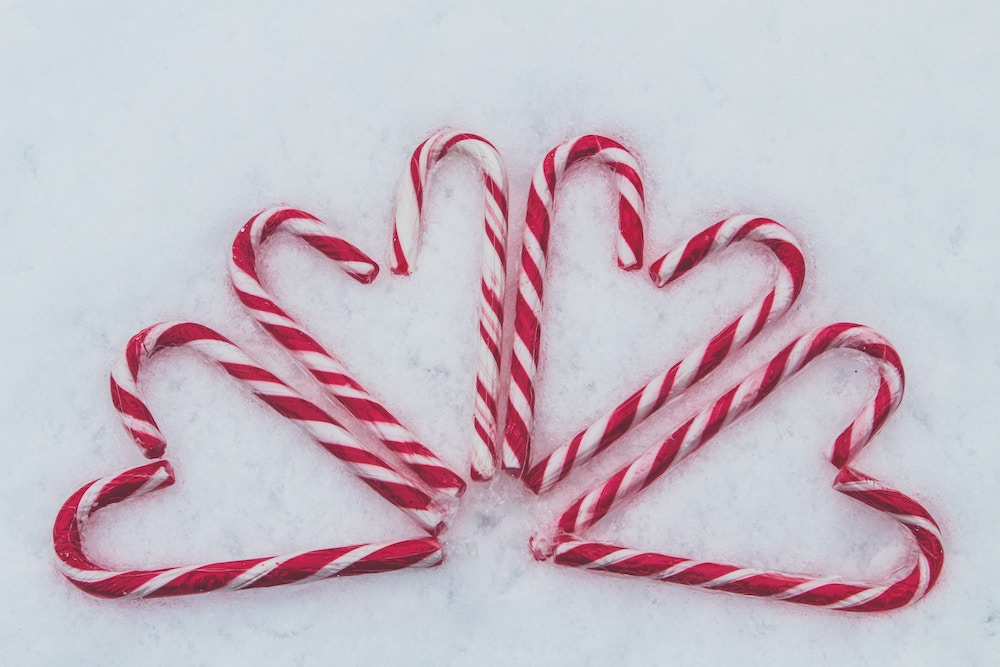 candy canes in shape of hearts to show how to position them in candy cane game