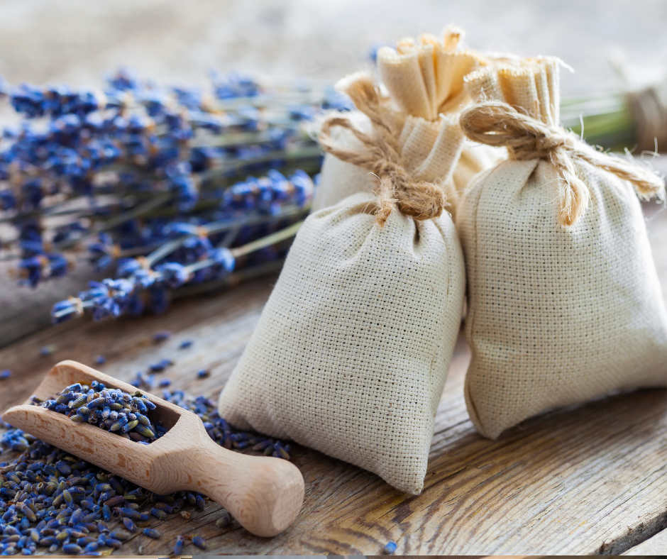 Sachets with blue florals as homemade Christmas gifts